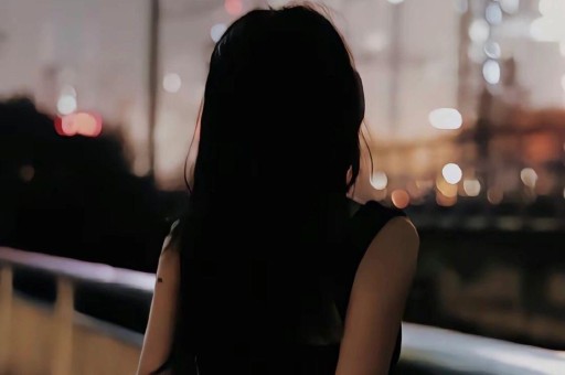 女子当街下跪男子全程玩手机冷淡无视！穿着打扮吸睛网友热议